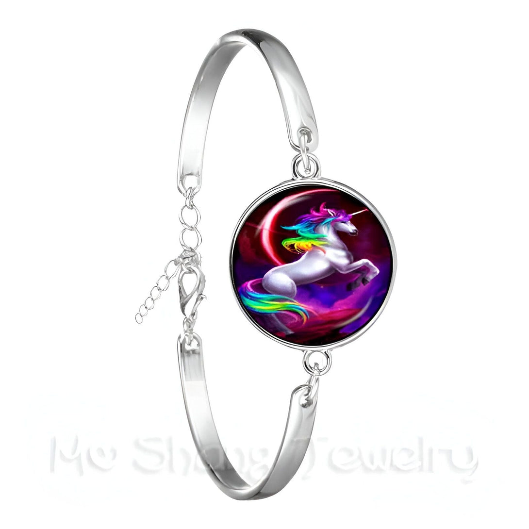 Bracelet argenté avec médaillon illustrant une licorne arc-en-ciel cabrée sur fond rouge et violet. Bijou fantaisie pour femme avec fermoir réglable. Accessoire tendance et original., 45501399204095 | Licorne Shop