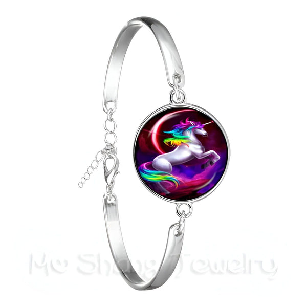 Bracelet argenté avec médaillon illustrant une licorne arc-en-ciel cabrée sur fond rouge et violet. Bijou fantaisie pour femme avec fermoir réglable. Accessoire tendance et original., 45501399204095 | Licorne Shop