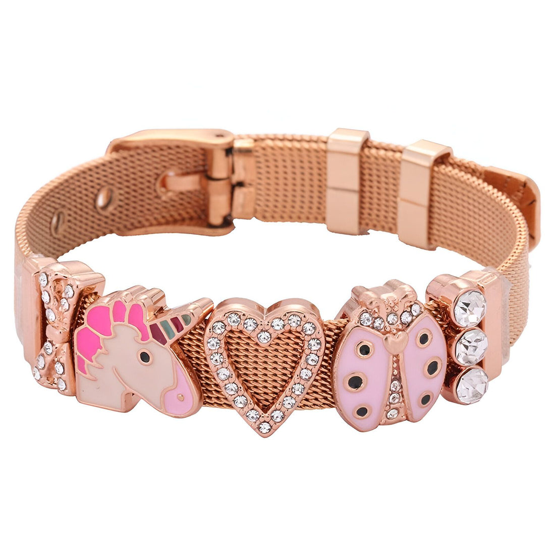 Un bracelet en acier inoxydable avec des breloques en forme de licorne, de cœur, de coccinelle et de papillon. Les breloques sont toutes de couleur rose et ornées de strass. Le bracelet est réglable et convient à toutes les tailles de poignet.