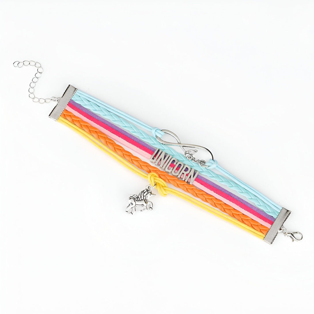 Il s'agit d'un bracelet arc-en-ciel avec un pendentif licorne. Le bracelet est composé de plusieurs fils de couleurs différentes et le pendentif est en métal argenté.