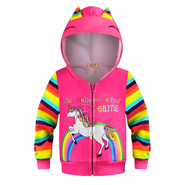 Veste à capuche rose pour enfant avec motif licorne et arc-en-ciel, manches rayées multicolores, inscription "Just believe in your dreams". Capuche avec oreilles d'animal décoratives. Style mignon et fantaisiste., 45501810213119,45501810245887,45501810278655,45501810311423,45501810344191,45501810376959,45501810409727,45501810442495 | Licorne Shop