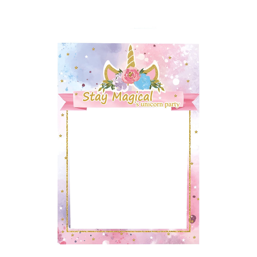Cadre photo pour fête d'anniversaire licorne avec inscription "Stay Magical". Décorations florales, corne dorée et étoiles scintillantes sur fond pastel rose et bleu., 45501360931071 | Licorne Shop