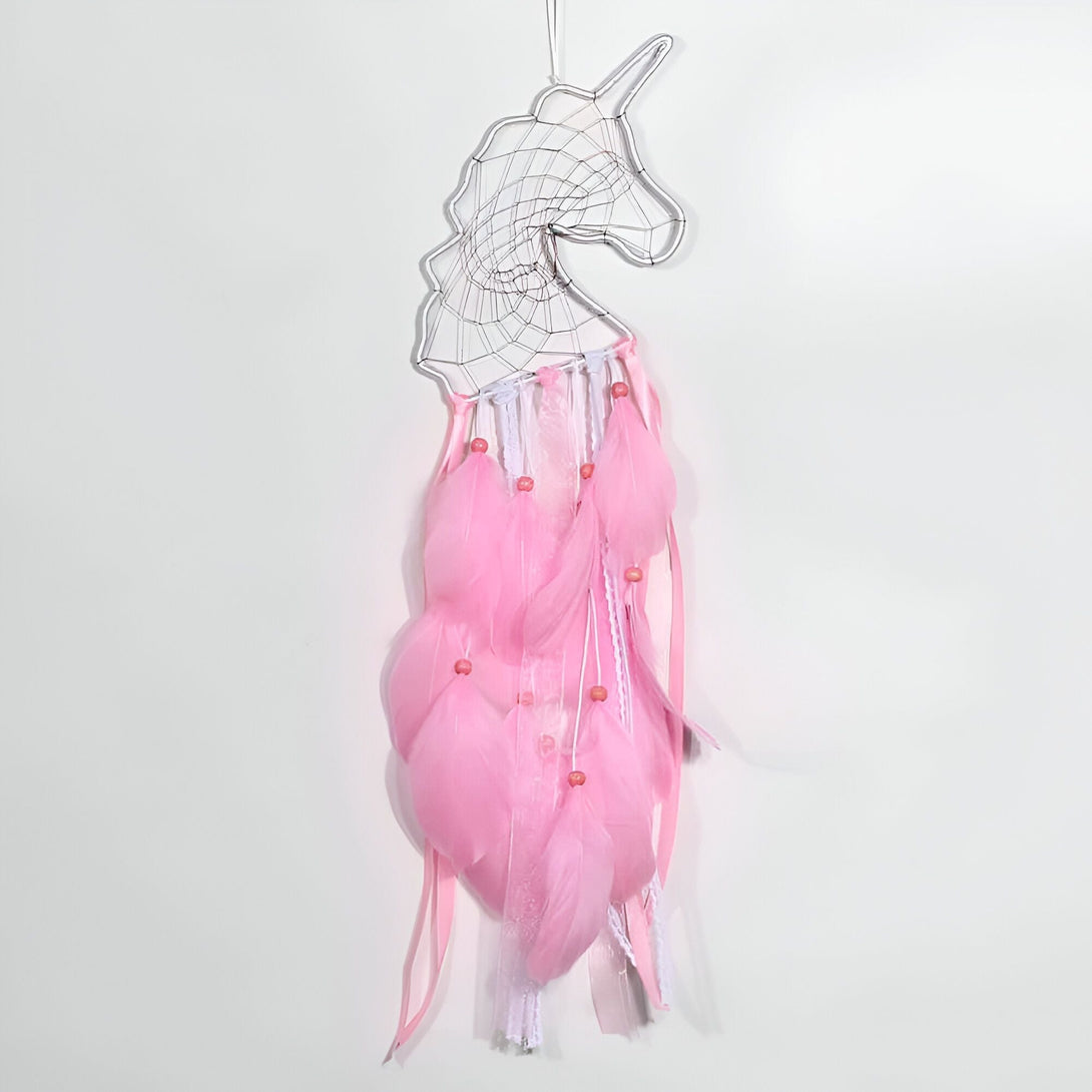 Attrape-rêves licorne fait main, avec une forme de tête de licorne en métal argenté, une toile d'araignée à l'intérieur et des plumes roses attachées avec des perles. Décoration murale ou suspendue., 45501036560639 | Licorne Shop