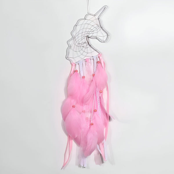 Attrape-rêves licorne fait main, avec une forme de tête de licorne en métal argenté, une toile d'araignée à l'intérieur et des plumes roses attachées avec des perles. Décoration murale ou suspendue., 45501036560639 | Licorne Shop