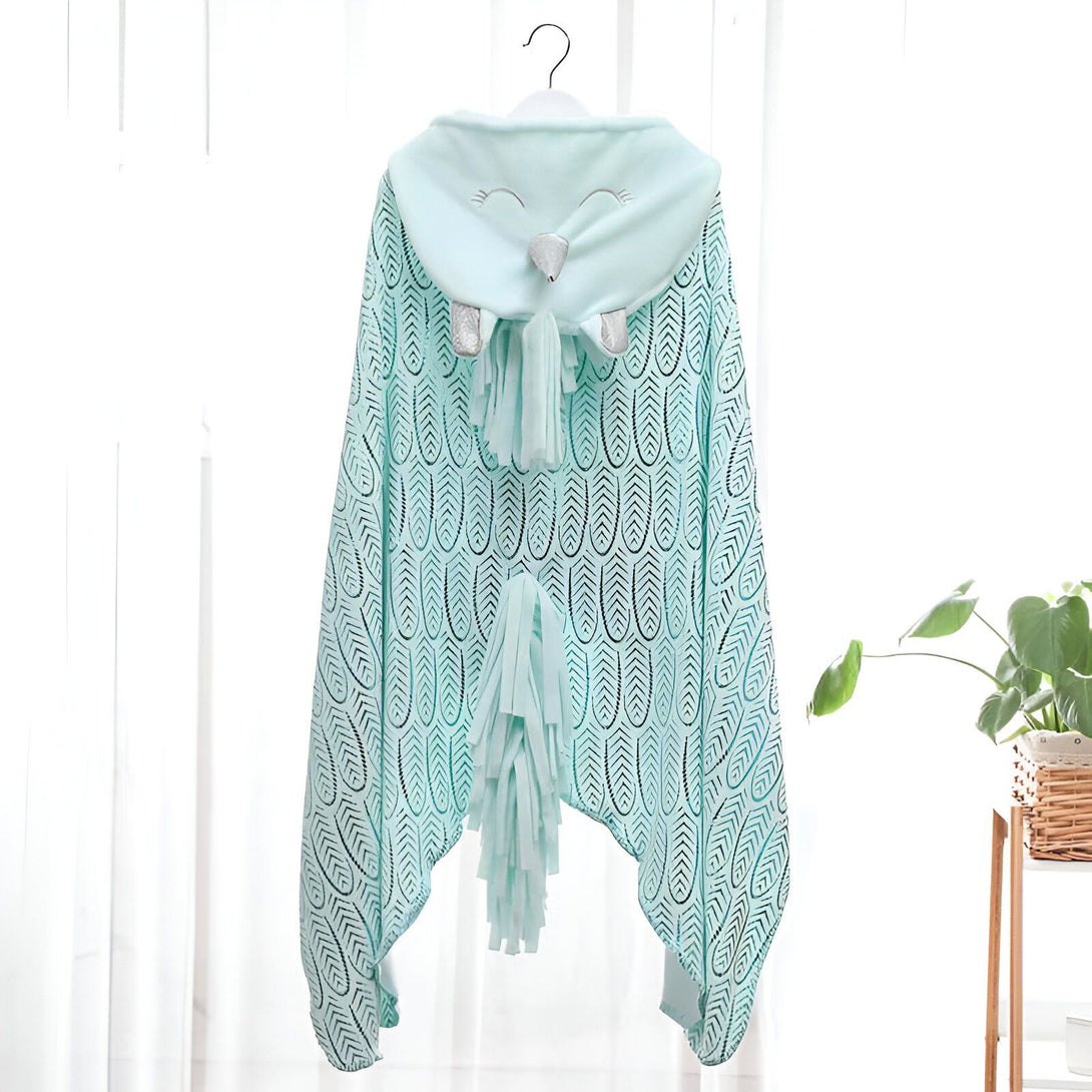 Cape de bain bébé turquoise avec capuche en forme d'animal. Texture ajourée, détails brodés, franges décoratives. Idéal pour sécher et réchauffer après le bain., 45502337253631 | Licorne Shop