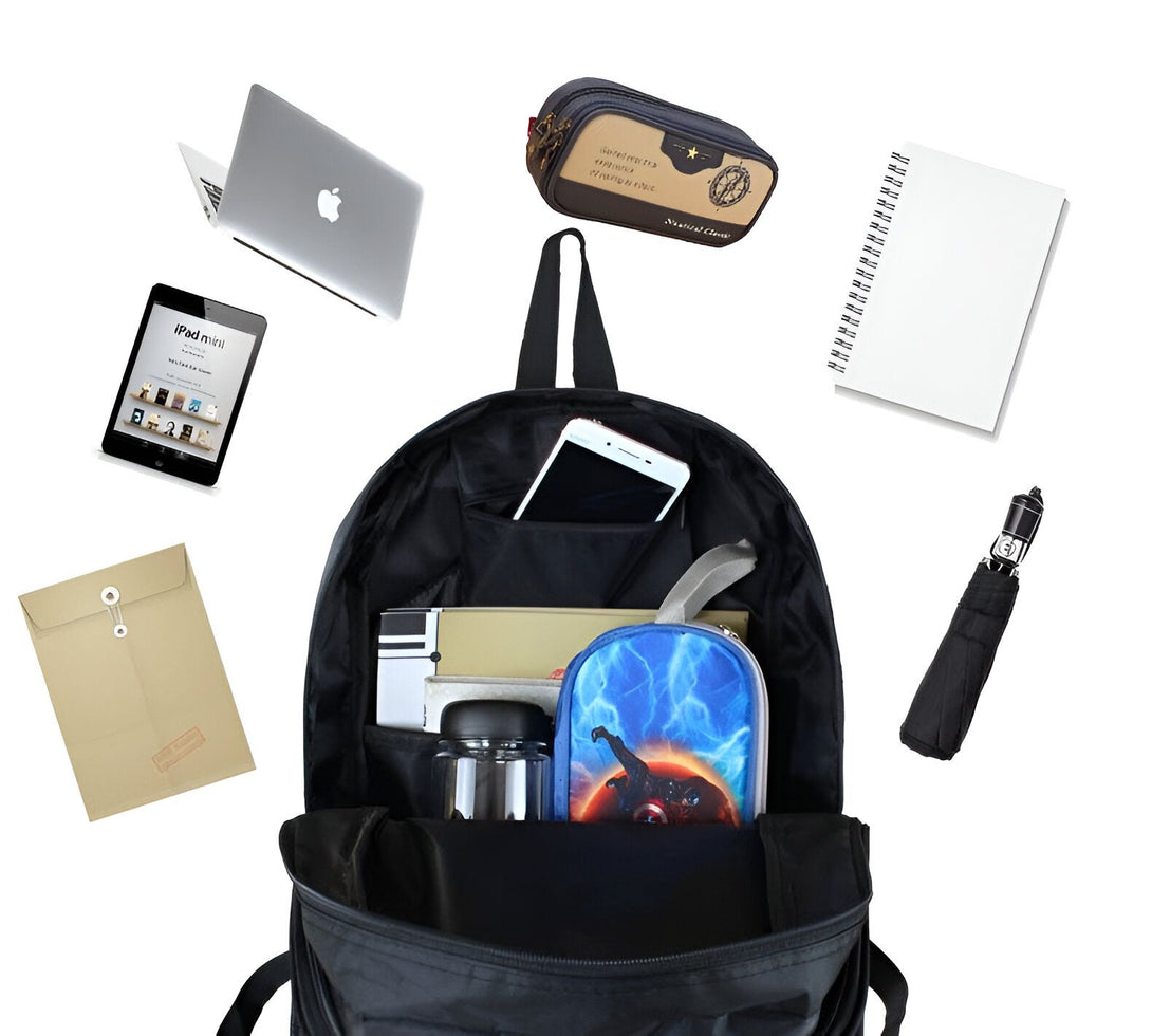 L'image montre un sac à dos noir avec plusieurs poches et compartiments. Il y a un ordinateur portable, une tablette, un téléphone portable, un stylo, un cahier, un parapluie et une trousse. Le sac à dos est ouvert et on peut voir l'intérieur.