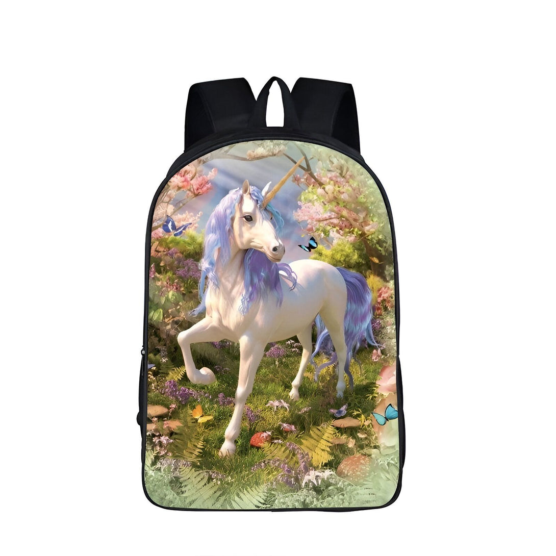 licorne blanche avec une crinière et une queue violettes, debout dans une forêt enchantée. La forêt est remplie de fleurs, de papillons et d'oiseaux.