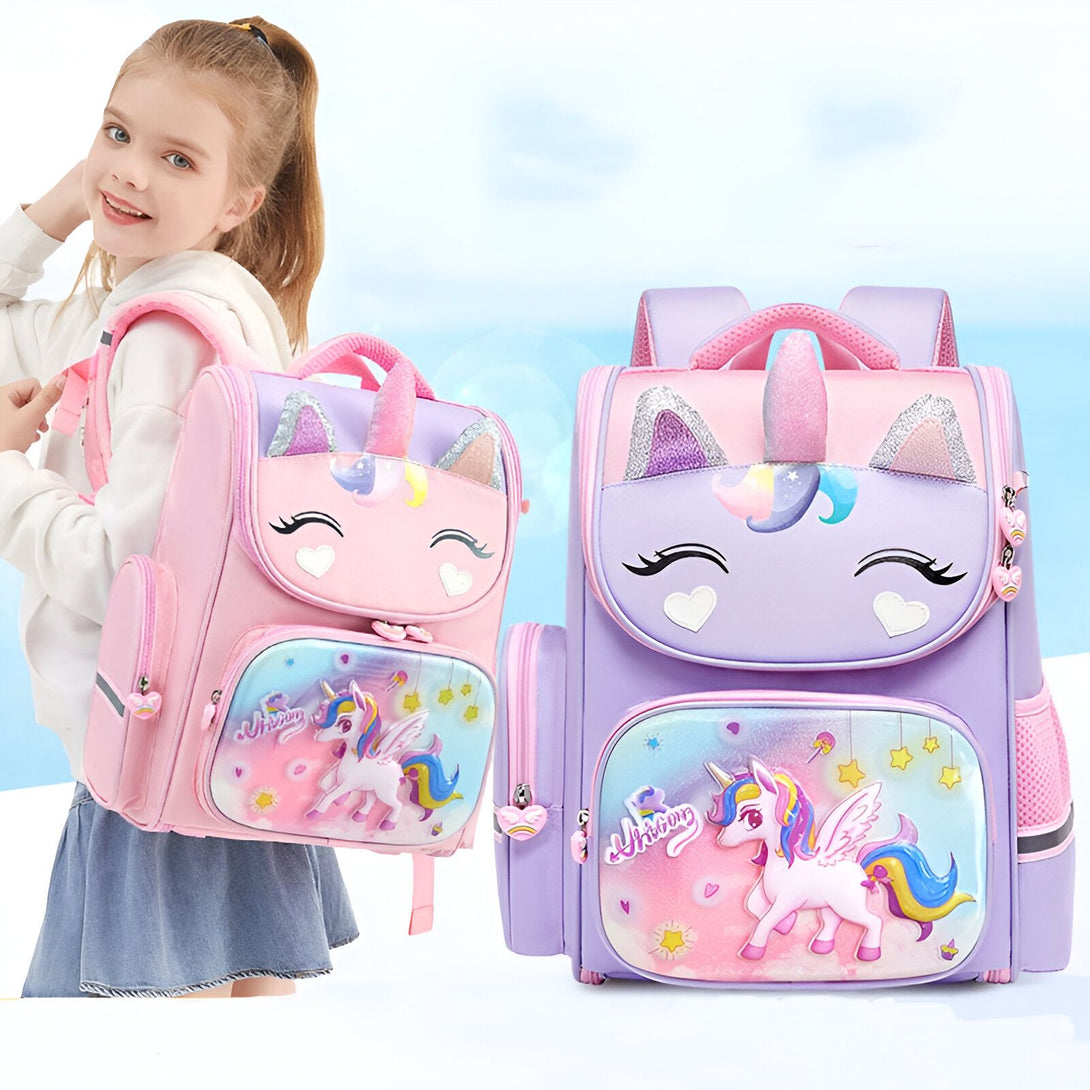 Une jeune fille souriante porte un sac à dos rose et violet à l'effigie d'une licorne. Le sac à dos est orné de paillettes et de cœurs.