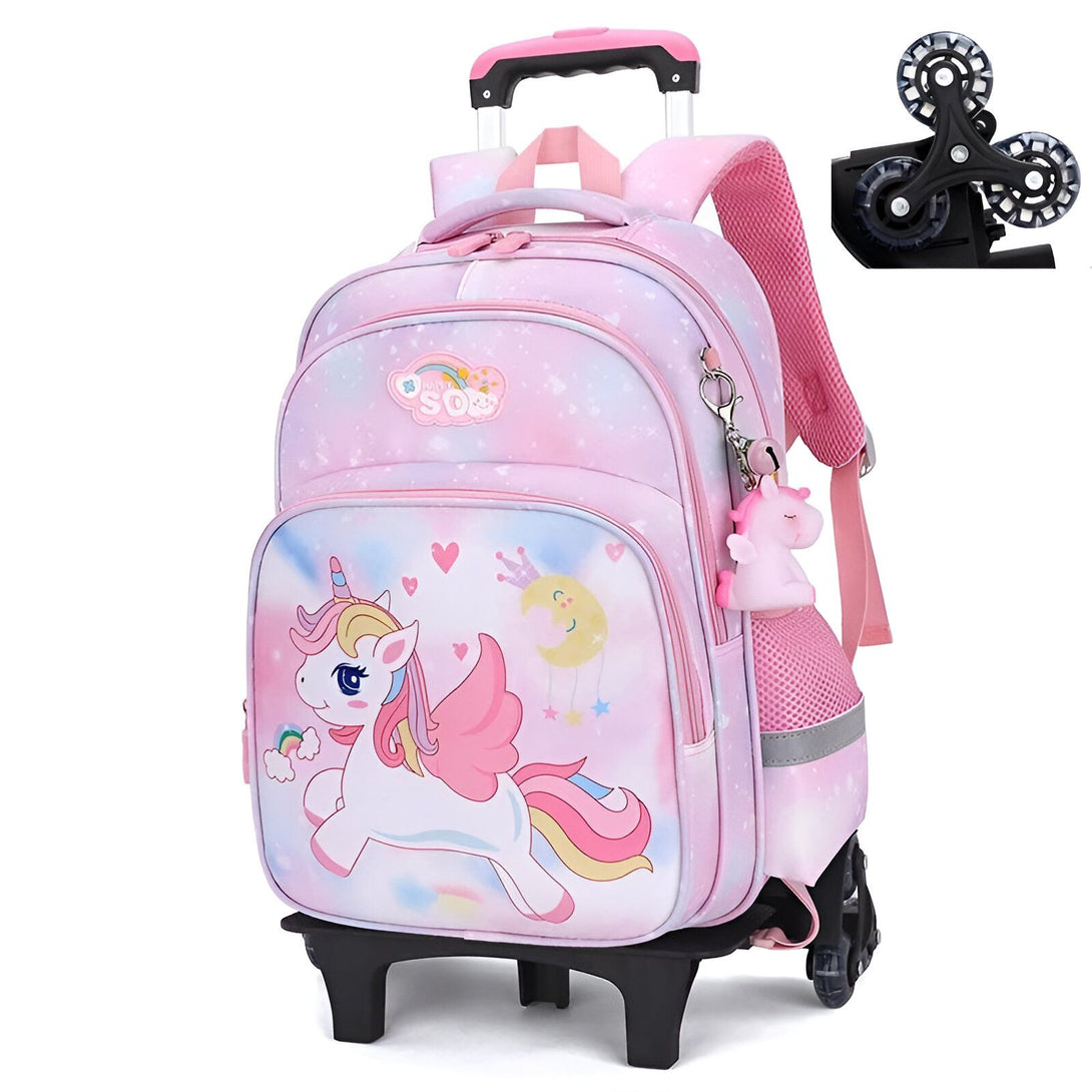 L'image montre un cartable à roulettes pour enfant. Le cartable est rose et violet avec une image de licorne. Il y a une trousse accrochée à la fermeture éclair.