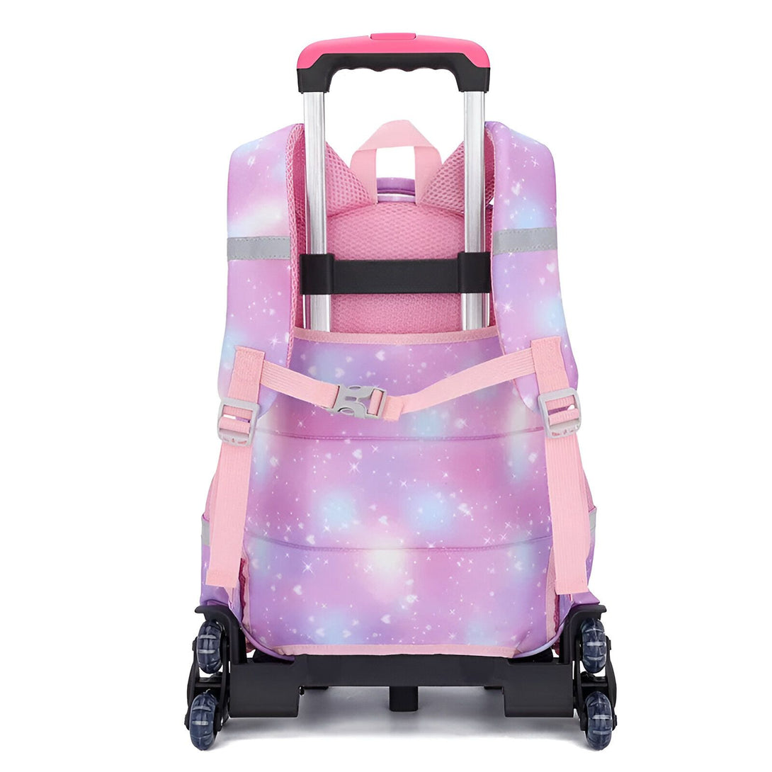 Un sac à dos à roulettes pour enfant avec un motif de galaxie rose et violette. Le sac à dos est équipé de plusieurs compartiments et de poches, ainsi que d'une poignée télescopique et de roulettes.