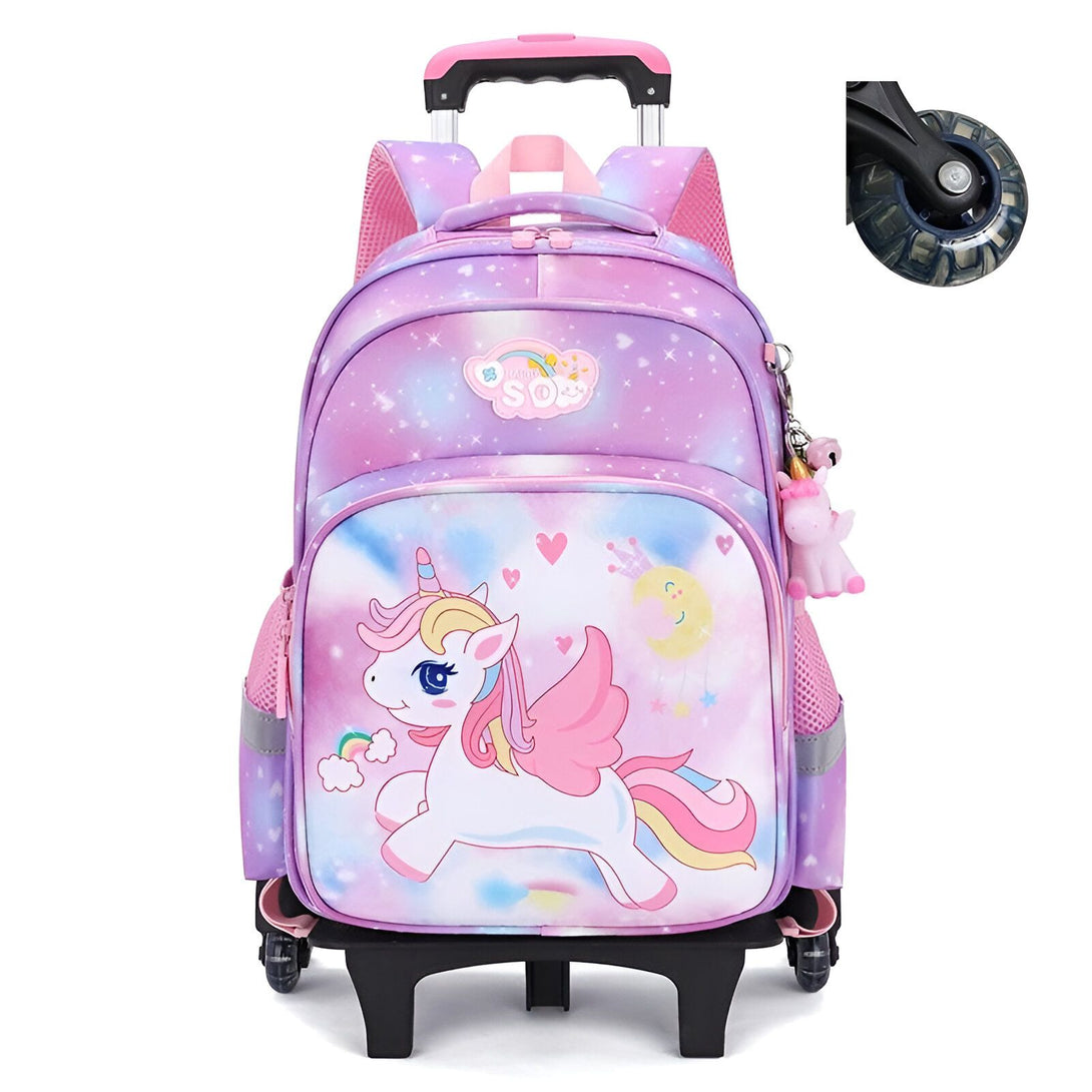 Un cartable à roulettes avec une licorne. Le cartable est rose et violet avec des étoiles et des lunes. La licorne est blanche avec une crinière et une queue arc-en-ciel.