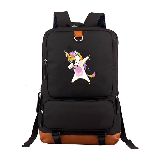 L'image représente un sac à dos noir avec une image d'une licorne qui fait le dab. La licorne a une crinière et une queue arc-en-ciel. Le sac à dos est fait de toile et possède des bretelles réglables. Il y a une poche zippée à l'avant du sac à dos.