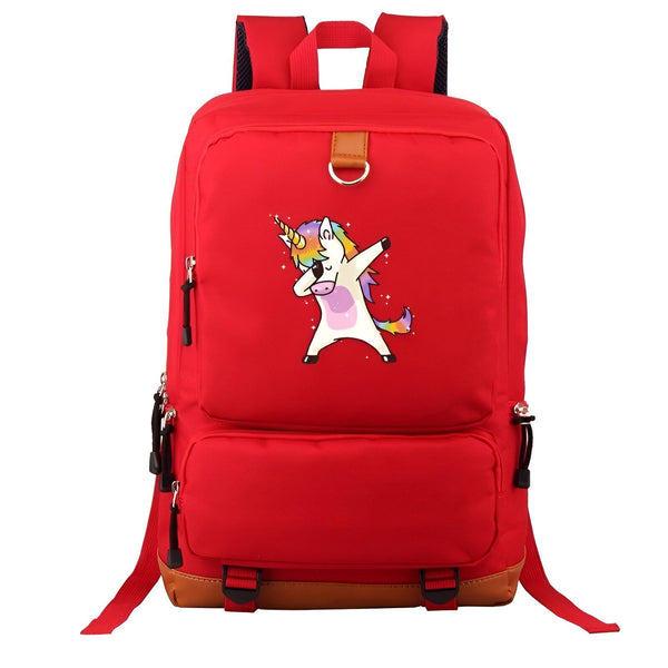 Le sac à dos est rouge avec une image d'une licorne qui fait un dab. La licorne est blanche avec une crinière et une queue arc-en-ciel.