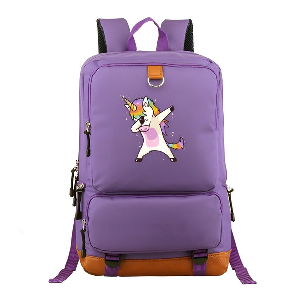 Une image d'un sac à dos violet avec une image de licorne dessus. La licorne est en train de danser le dab.