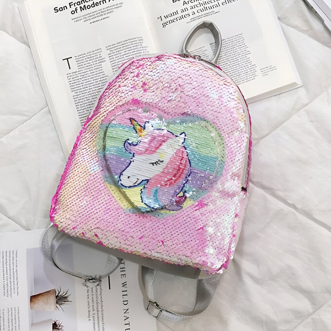 Une image d'un sac à dos rose à paillettes avec une image de licorne.