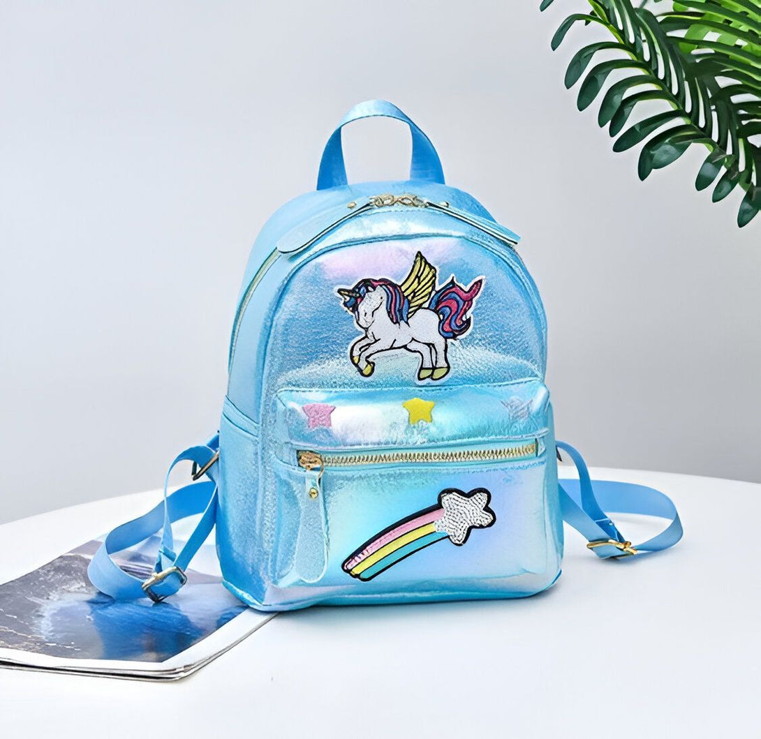 Un sac à dos bleu avec une image de licorne ailée et une étoile filante arc-en-ciel.