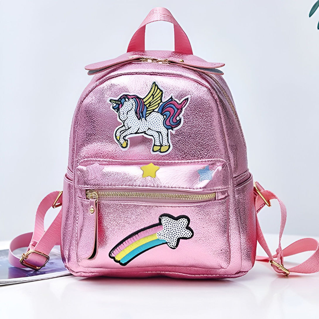 Un sac à dos rose avec une licorne ailée et une étoile filante