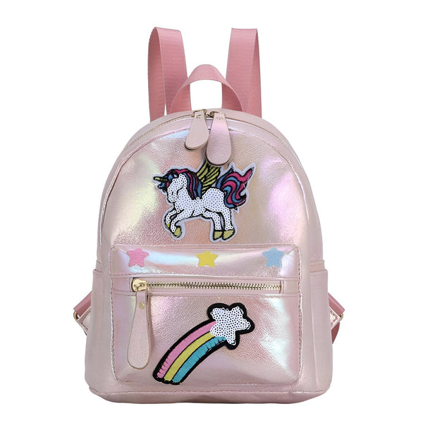 Un sac à dos rose avec une licorne ailée, des étoiles et un arc-en-ciel.