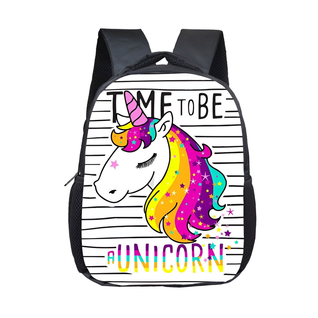 Le cartable représente une licorne blanche avec une crinière arc-en-ciel. Il est écrit en anglais "Time to be a unicorn" sur le cartable.