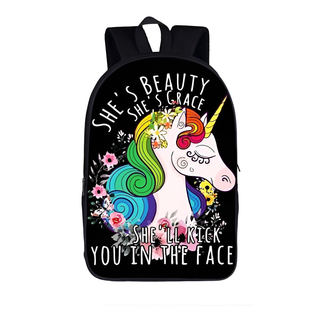 Le cartable noir a une image de licorne blanche avec une crinière arc-en-ciel et des fleurs roses et bleues. Le texte sur le cartable dit "She's beauty, she's grace, she'll kick you in the face".