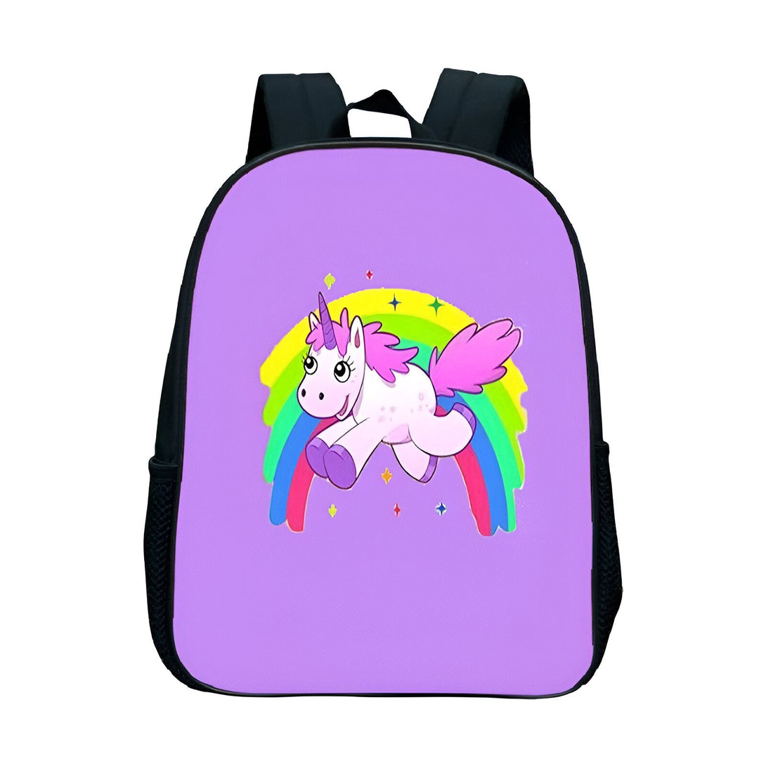 Une image d'un sac à dos violet avec une image de licorne dessus. La licorne est blanche avec une crinière et une queue roses. Il y a un arc-en-ciel coloré derrière la licorne. Le sac à dos est noir à l'arrière avec des bretelles noires réglables.