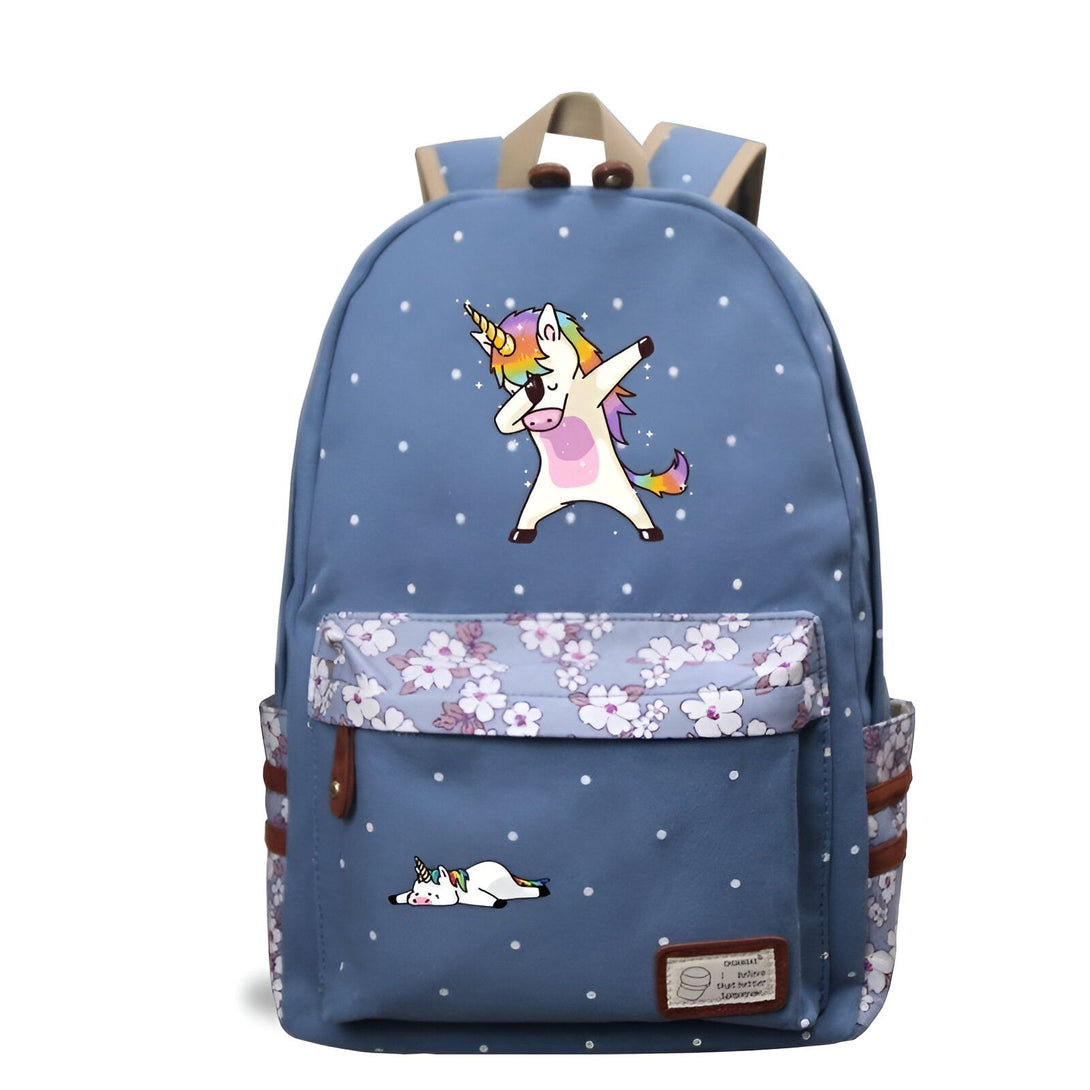 licorne kawaii avec un dab sur un sac à dos bleu à pois blancs avec des fleurs mauves