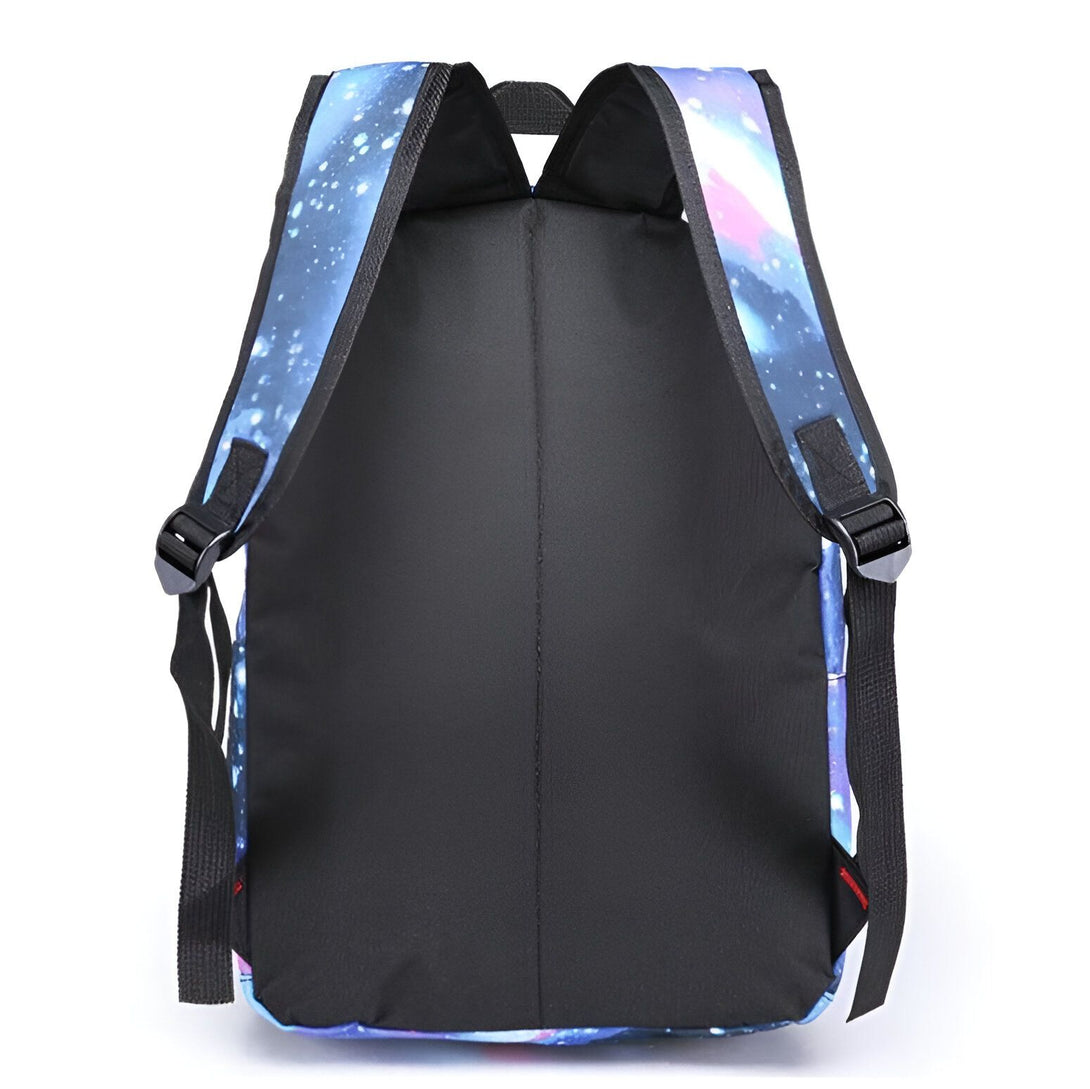 Un sac à dos bleu avec un imprimé galaxie.