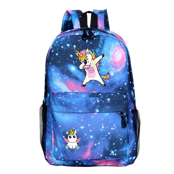 Le cartable représente une galaxie avec des étoiles et des planètes. Il y a une licorne qui fait un dab. La licorne est blanche avec une crinière et une queue arc-en-ciel. Elle porte un collier avec un pendentif en forme d'étoile. Le cartable est bleu marine avec des étoiles blanches. Il a deux poches latérales en filet et une grande poche zippée sur le devant. Il est parfait pour les enfants qui aiment les licornes et l'espace.