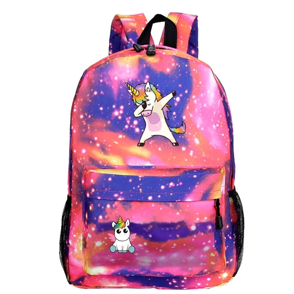 Une image d'un sac à dos rose et violet avec une galaxie et une licorne qui fait le dab.