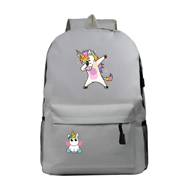 L'image représente un sac à dos gris avec une image de licorne qui fait un dab. La licorne est blanche avec une crinière et une queue arc-en-ciel. Elle porte un collier avec un pendentif en forme de cœur. Le sac à dos a deux compartiments principaux avec des fermetures à glissière, une poche avant avec une fermeture à glissière et deux poches latérales en filet. Il est parfait pour transporter des livres, des cahiers et d'autres fournitures scolaires.