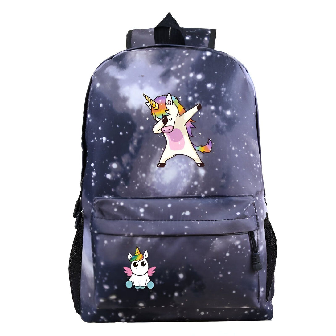 Une image d'un sac à dos noir avec un motif de galaxie. Il y a une grande image d'une licorne qui fait le dab et une plus petite image d'une licorne assise sur le devant du sac.