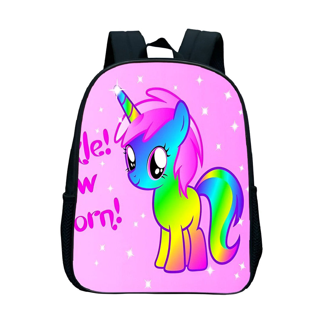 Le cartable représente une adorable licorne avec une crinière et une queue arc-en-ciel. Elle porte une corne dorée et a de grands yeux bleus. Le cartable est rose avec des étoiles blanches.