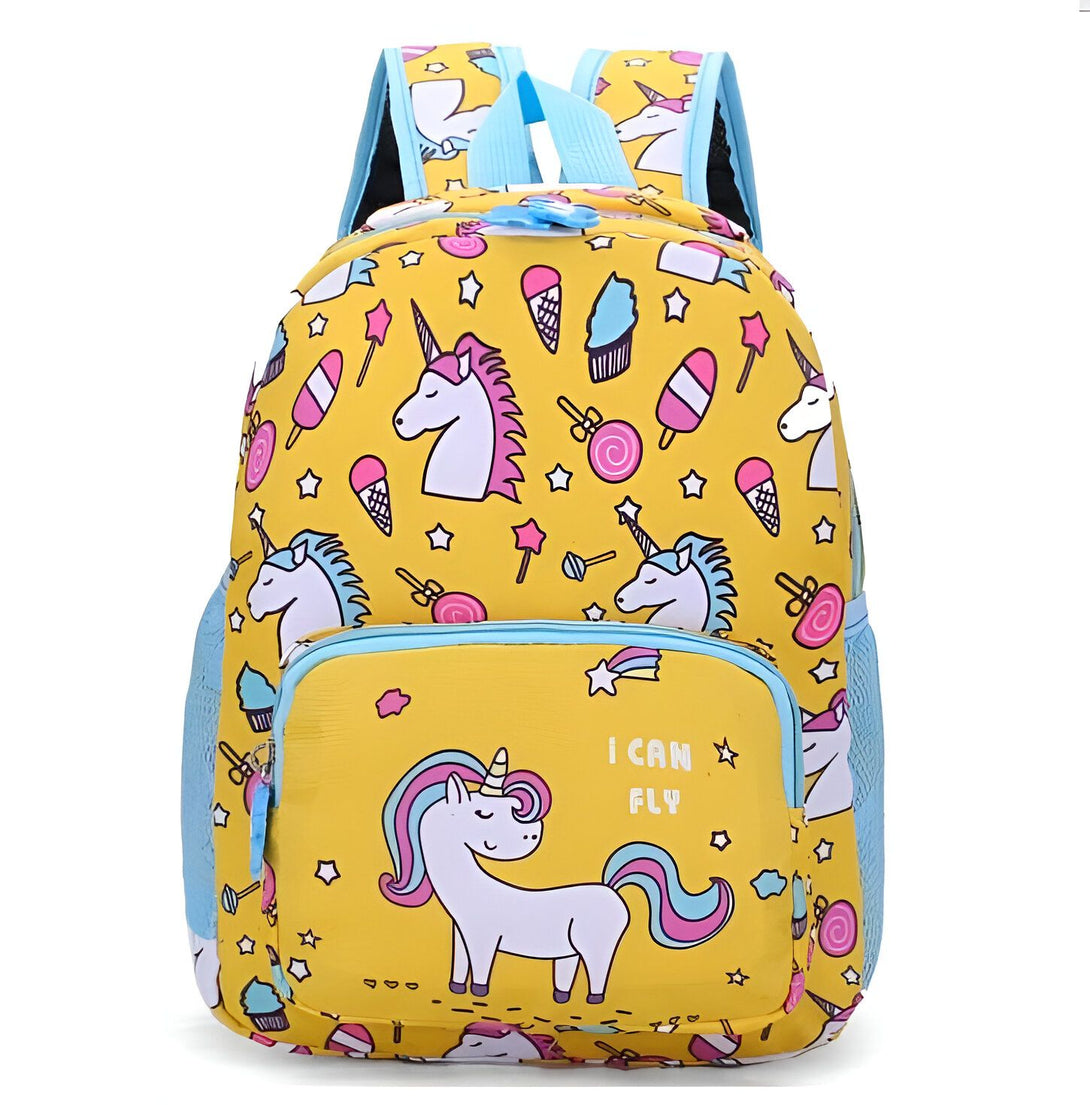 Un sac à dos jaune avec une image de licorne et des étoiles multicolores. Le texte "I can fly" est écrit sur le devant du sac à dos.