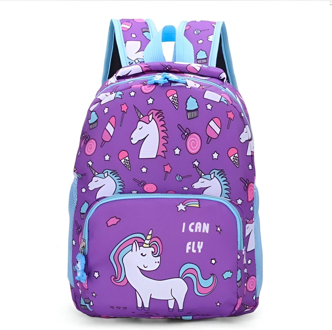 Une image d'un sac à dos violet avec une licorne et des bonbons. Le sac à dos a une poche avant avec une fermeture éclair et deux poches latérales en filet. Il est également doté de bretelles réglables et d'une poignée de transport.