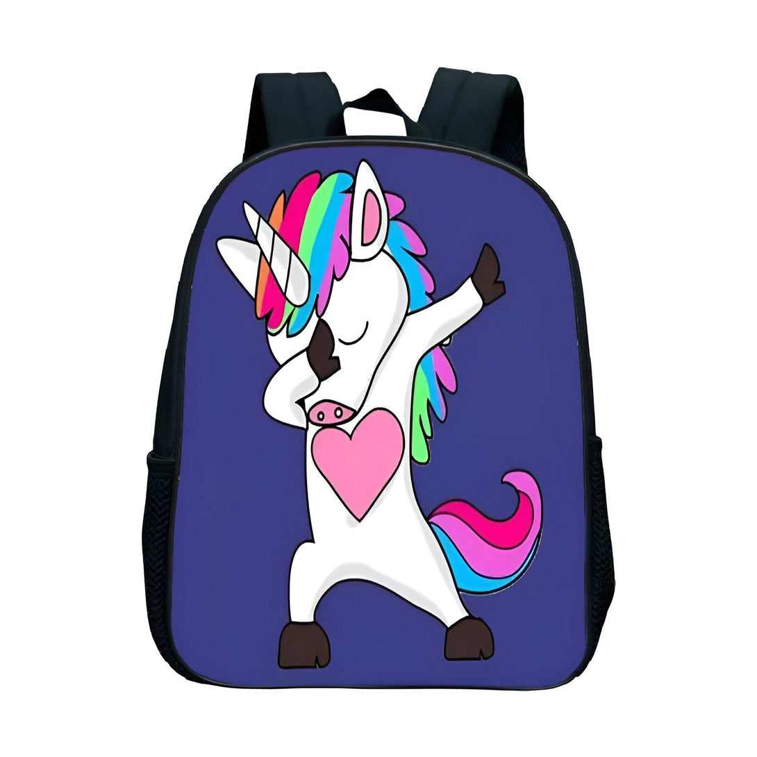 Une image d'un sac à dos d'écolier avec une licorne qui fait un dab. La licorne est blanche avec une crinière et une queue arc-en-ciel. Elle porte un collier avec un pendentif en forme de cœur. Le sac à dos est bleu marine avec des bretelles noires.