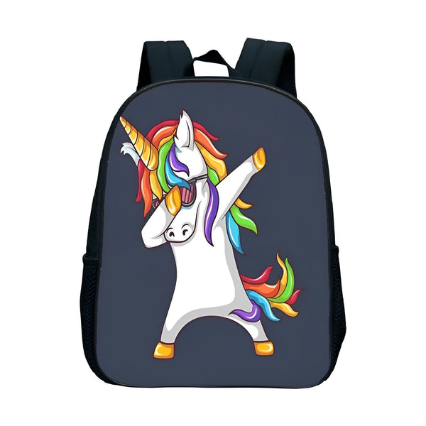 Une image d'une licorne qui fait le dab. La licorne est blanche avec une crinière et une queue arc-en-ciel. Elle porte des lunettes de soleil et un sac à dos noir avec un motif de licorne.