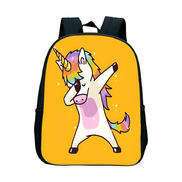 Une image d'un sac à dos jaune avec une licorne qui fait le dab. La licorne est blanche avec une crinière et une queue arc-en-ciel.