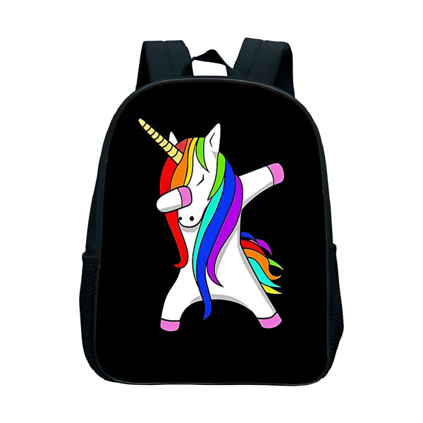 Une image d'un sac à dos noir avec une image d'une licorne qui fait le dab. La licorne est blanche avec une crinière et une queue arc-en-ciel.