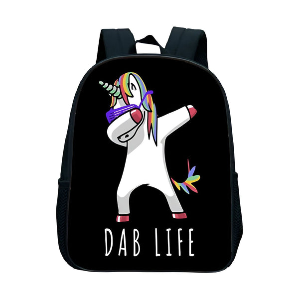 L'image représente un sac à dos noir avec une image de licorne qui fait un dab. La licorne porte des lunettes de soleil et le texte "Dab Life" est écrit en dessous d'elle.