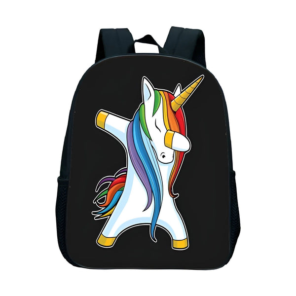 Une image d'un sac à dos noir avec une image d'une licorne blanche qui fait le dab. La licorne a une crinière et une queue arc-en-ciel.