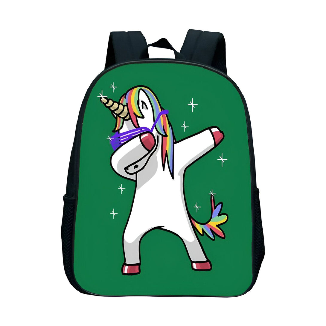 Une image d'un sac à dos d'écolier avec une licorne qui fait le dab. La licorne est blanche avec une crinière et une queue arc-en-ciel. Elle porte des lunettes de soleil et des chaussures de sport roses. Le sac à dos est vert avec des étoiles blanches.