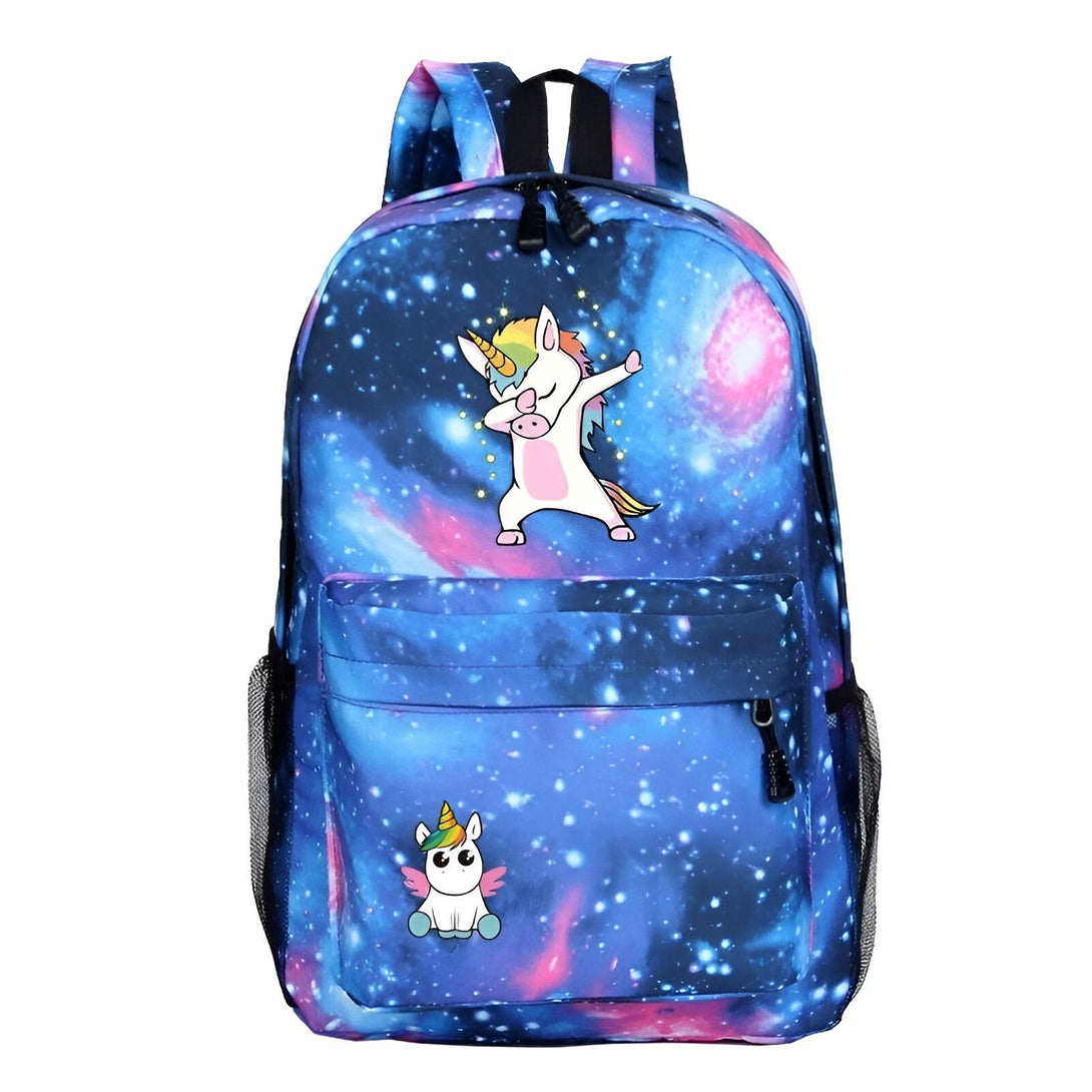 Une image d'un sac à dos bleu avec une galaxie et une licorne qui fait le dab.