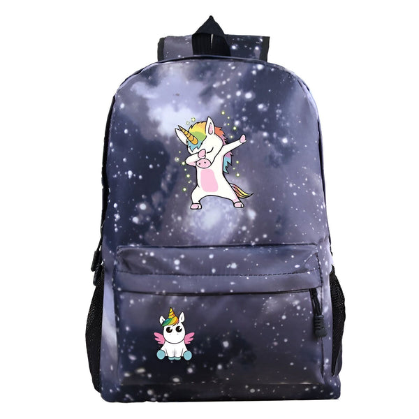 Une image d'un sac à dos avec une galaxie et une licorne qui fait le dab.