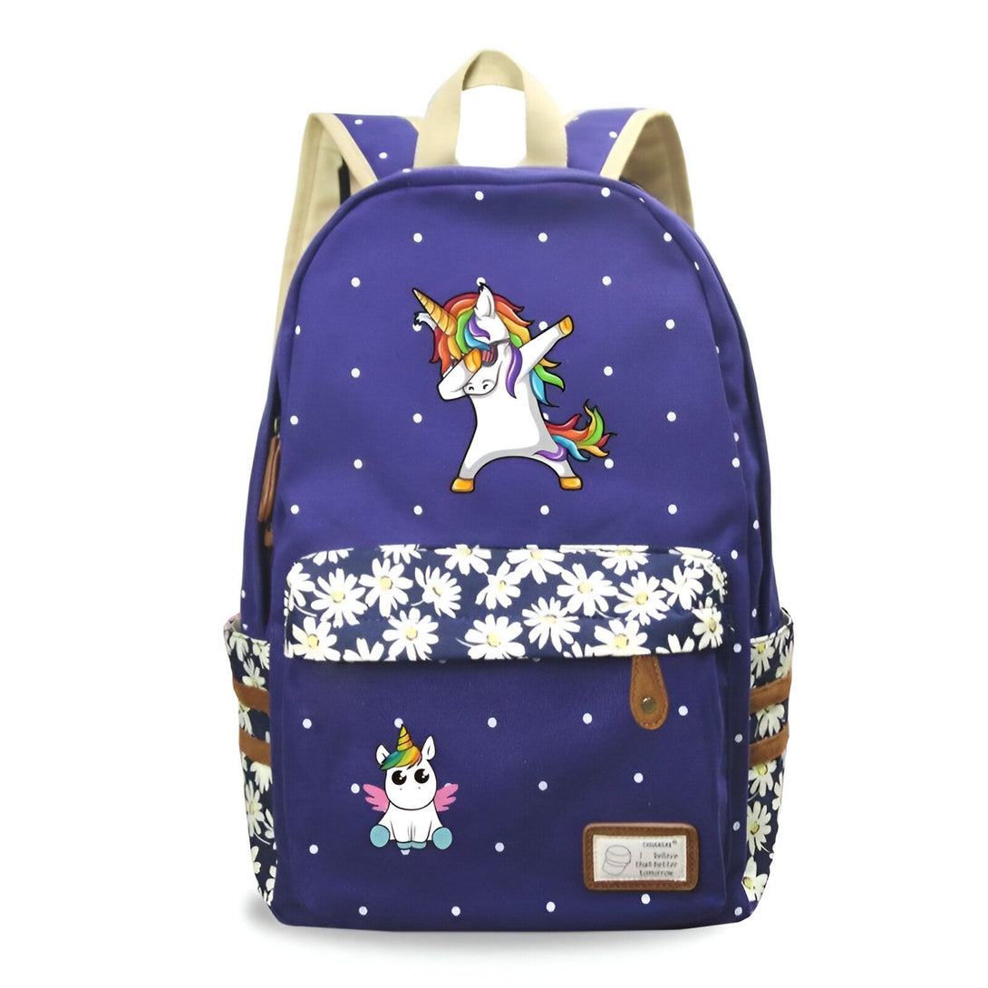 Une image d'un sac à dos bleu avec une licorne qui fait un dab. La licorne est entourée de fleurs et d'étoiles. Le sac à dos est également décoré de pois blancs.