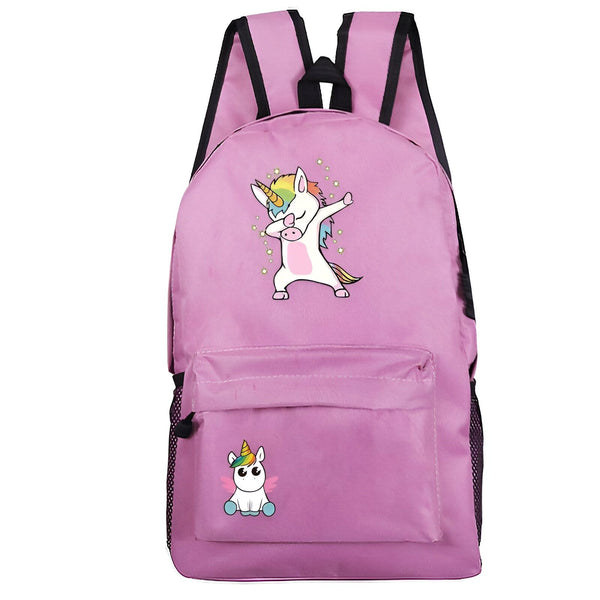 Le cartable rose avec une image de licorne qui fait un dab.