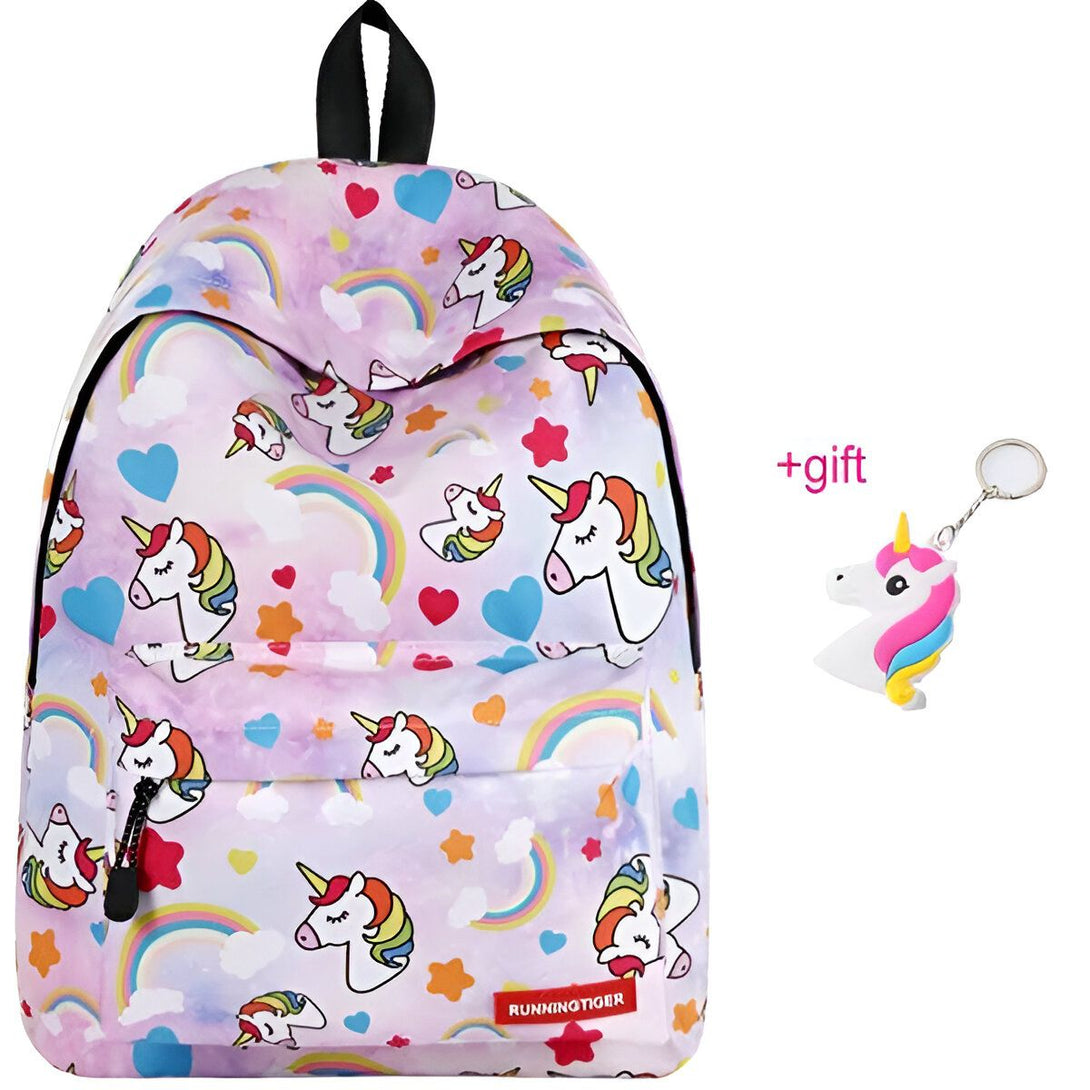 Le cartable est rose et violet avec des motifs de licornes, d'étoiles et de cœurs. Il y a un porte-clés en forme de licorne offert avec le cartable.