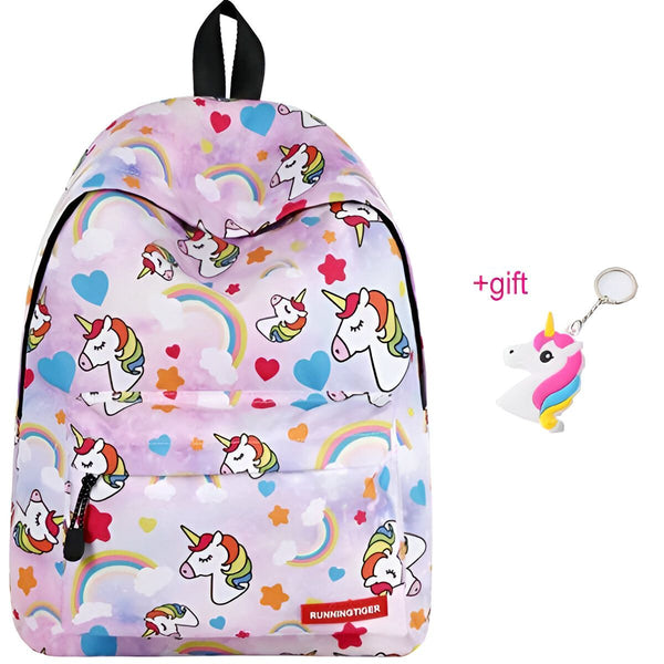 Le cartable est rose et violet avec des motifs de licornes, d'étoiles et de cœurs. Il y a un porte-clés en forme de licorne offert avec le cartable.