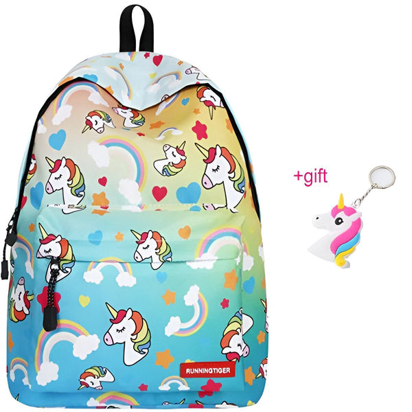 Le cartable est bleu et rose avec une image de licorne et un porte-clés de licorne.