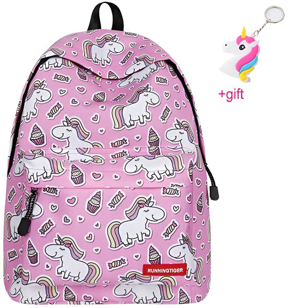 Le cartable rose à motif licorne est un cartable de la marque Running Tiger. Il est de couleur rose et possède une poche principale zippée, une poche avant zippée et deux poches latérales en filet. Le cartable est également livré avec un porte-clés licorne en cadeau.