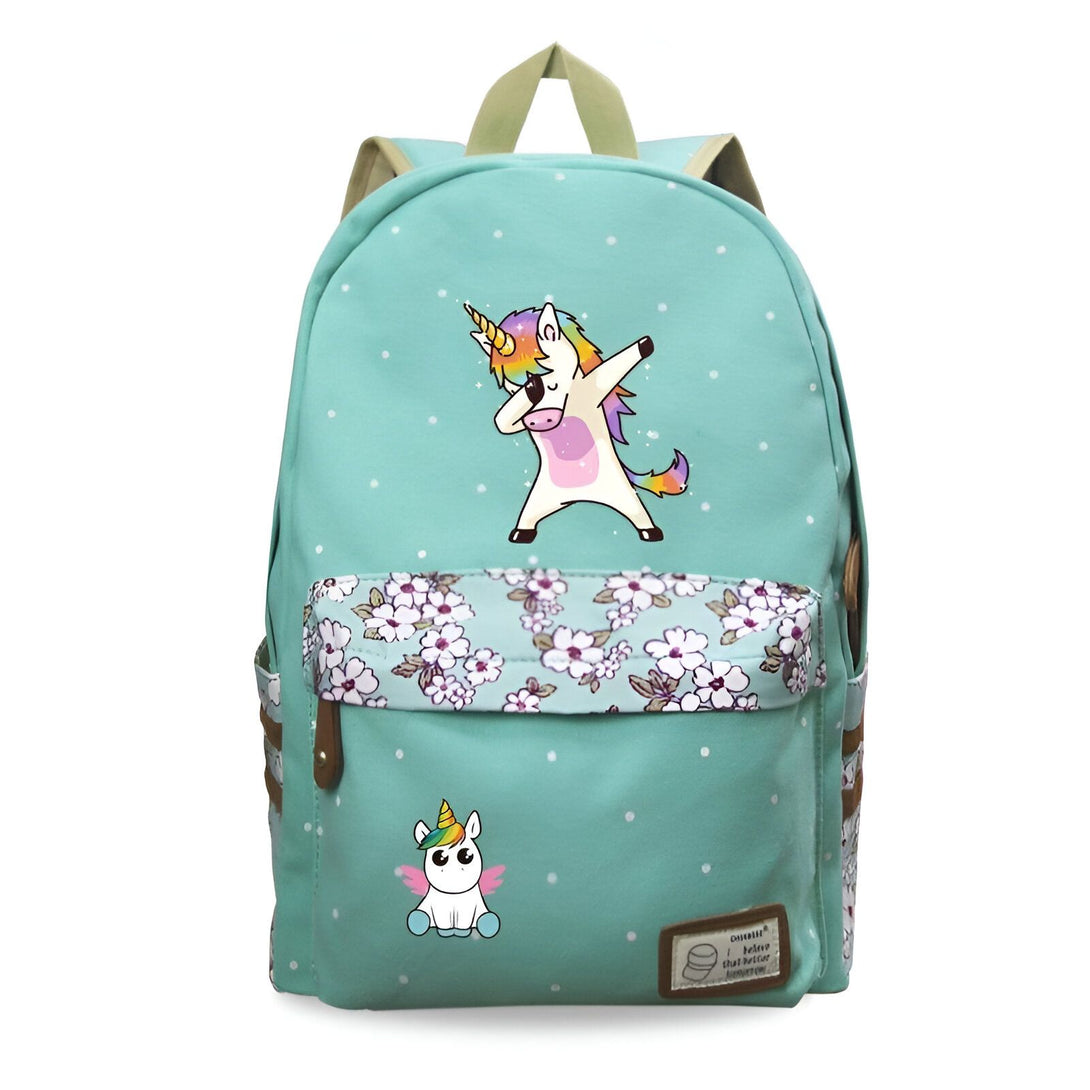 Une image d'un sac à dos vert avec une image de licorne qui fait un dab. Il y a aussi une petite licorne sur le devant du sac. Le sac à dos est recouvert de pois blancs et de fleurs roses et blanches.